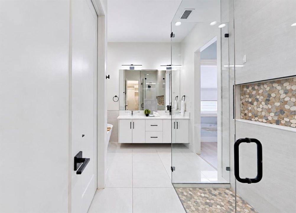 En Venta: $1,050,000 (4 camas, 3 baños, 2400 Pies cuadrados)