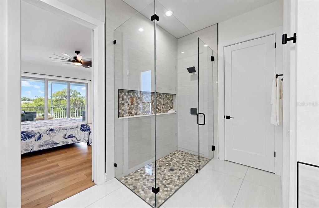 En Venta: $1,050,000 (4 camas, 3 baños, 2400 Pies cuadrados)