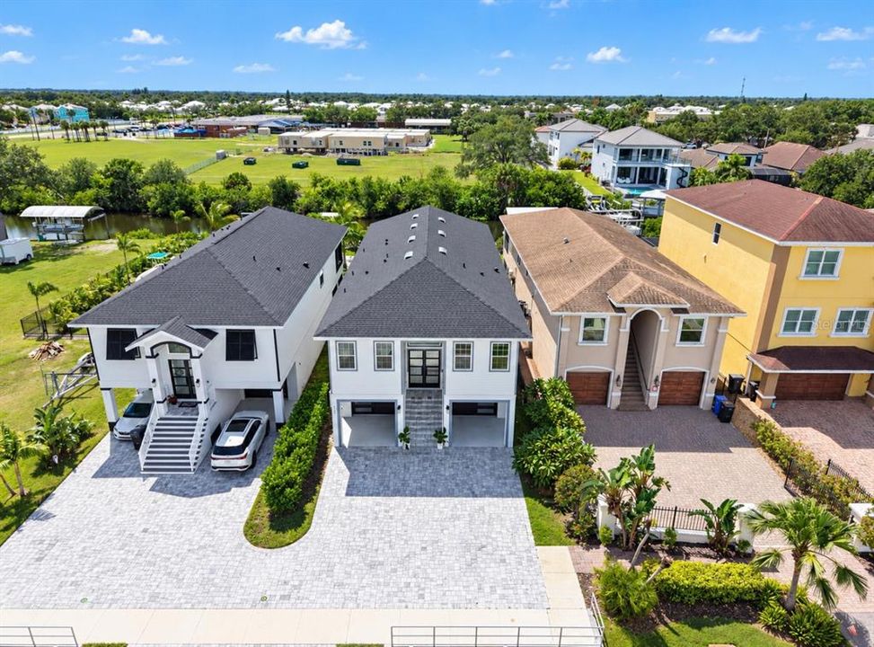 En Venta: $1,050,000 (4 camas, 3 baños, 2400 Pies cuadrados)