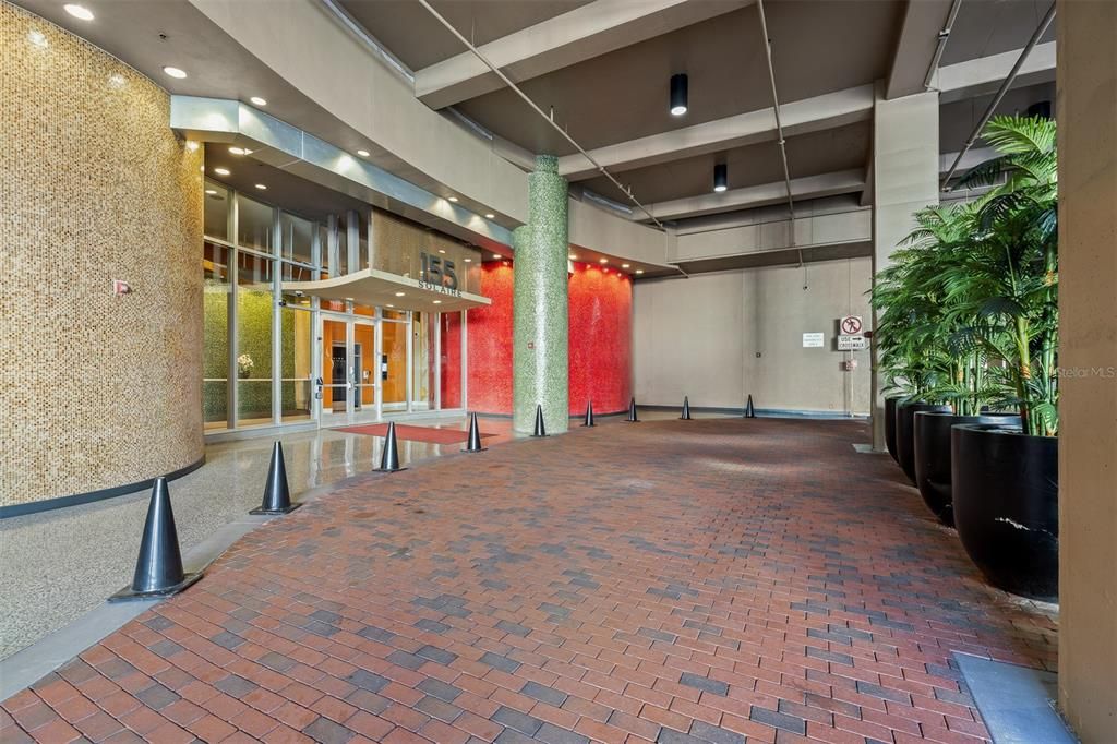 For Rent: $1,850 (1 beds, 1 baths, 729 Square Feet)