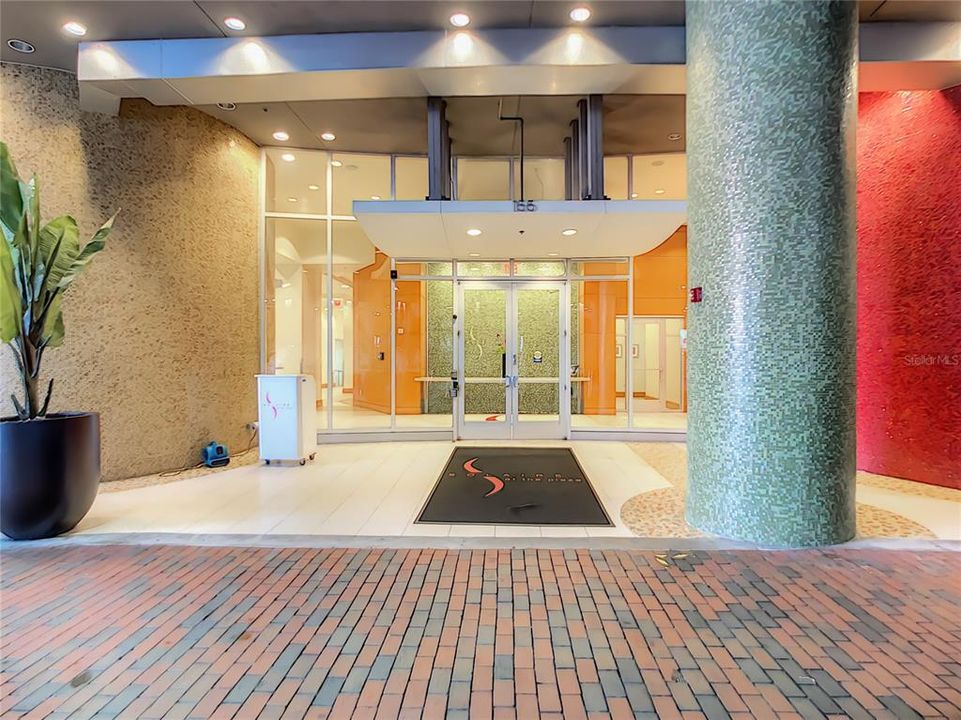 For Rent: $1,850 (1 beds, 1 baths, 729 Square Feet)