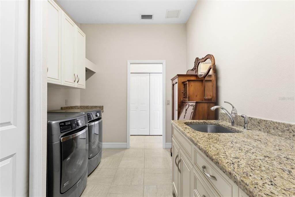 For Sale: $650,000 (3 beds, 3 baths, 2443 Square Feet)