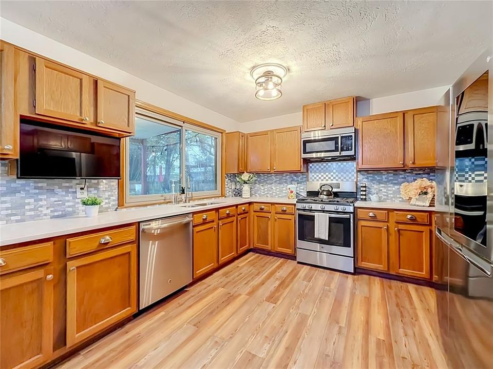 For Sale: $450,000 (3 beds, 2 baths, 1956 Square Feet)