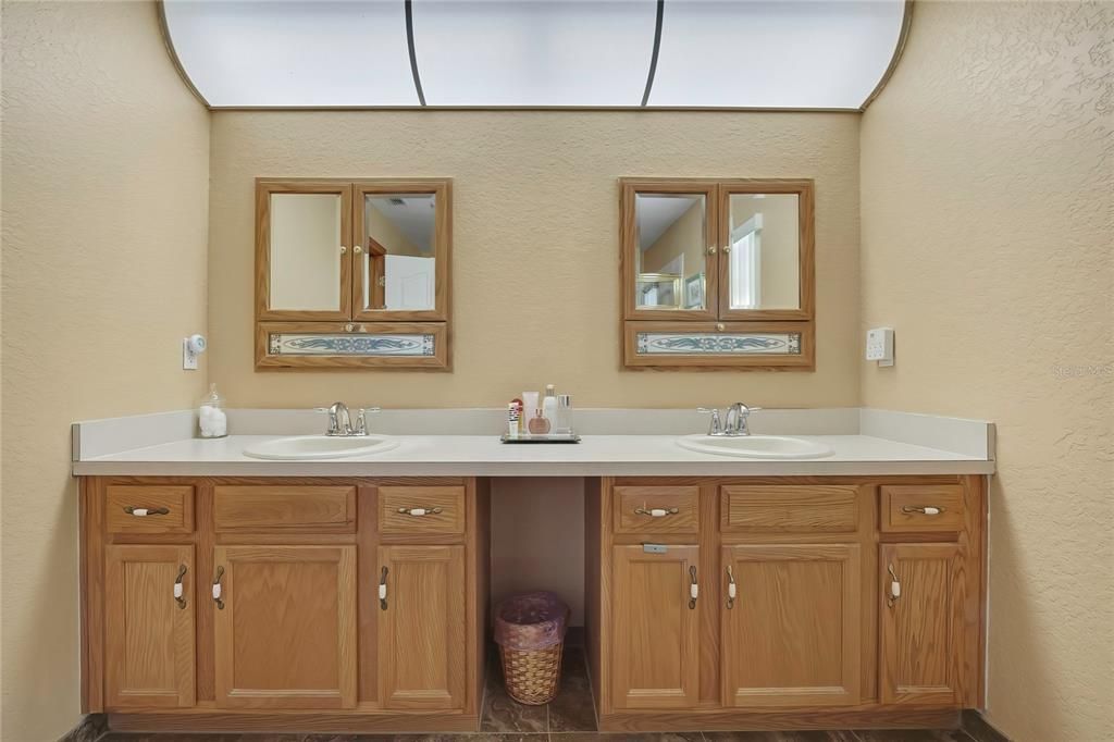 For Sale: $318,900 (3 beds, 2 baths, 1974 Square Feet)