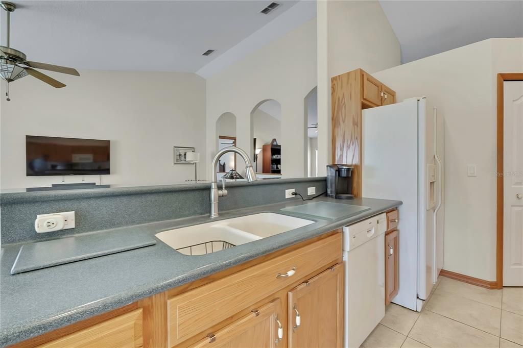 For Sale: $318,900 (3 beds, 2 baths, 1974 Square Feet)