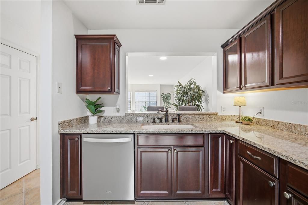 For Sale: $229,900 (2 beds, 2 baths, 1185 Square Feet)