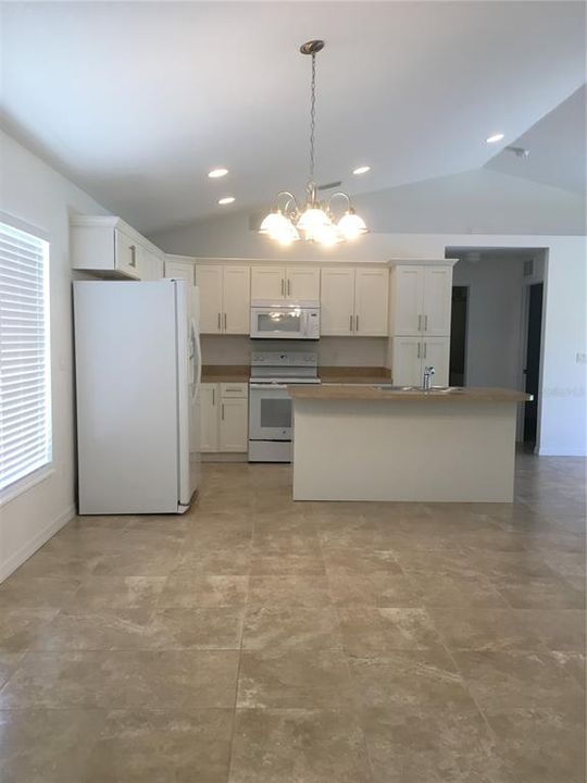 For Rent: $1,750 (3 beds, 2 baths, 1215 Square Feet)