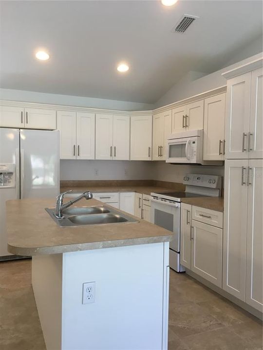 For Rent: $1,750 (3 beds, 2 baths, 1215 Square Feet)