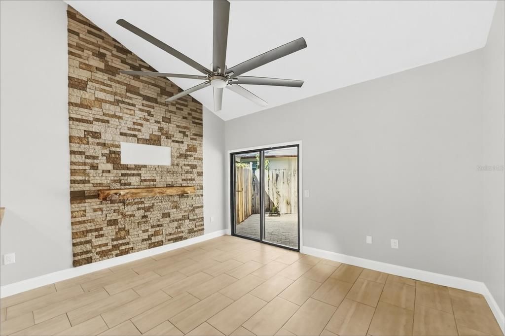 For Sale: $149,900 (2 beds, 1 baths, 887 Square Feet)
