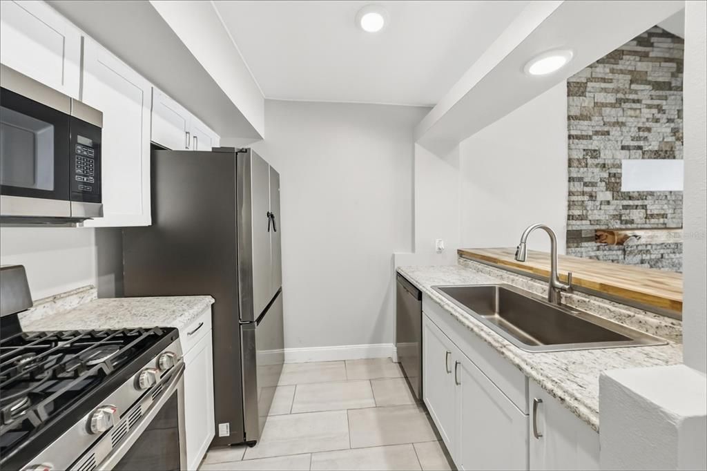 For Sale: $149,900 (2 beds, 1 baths, 887 Square Feet)