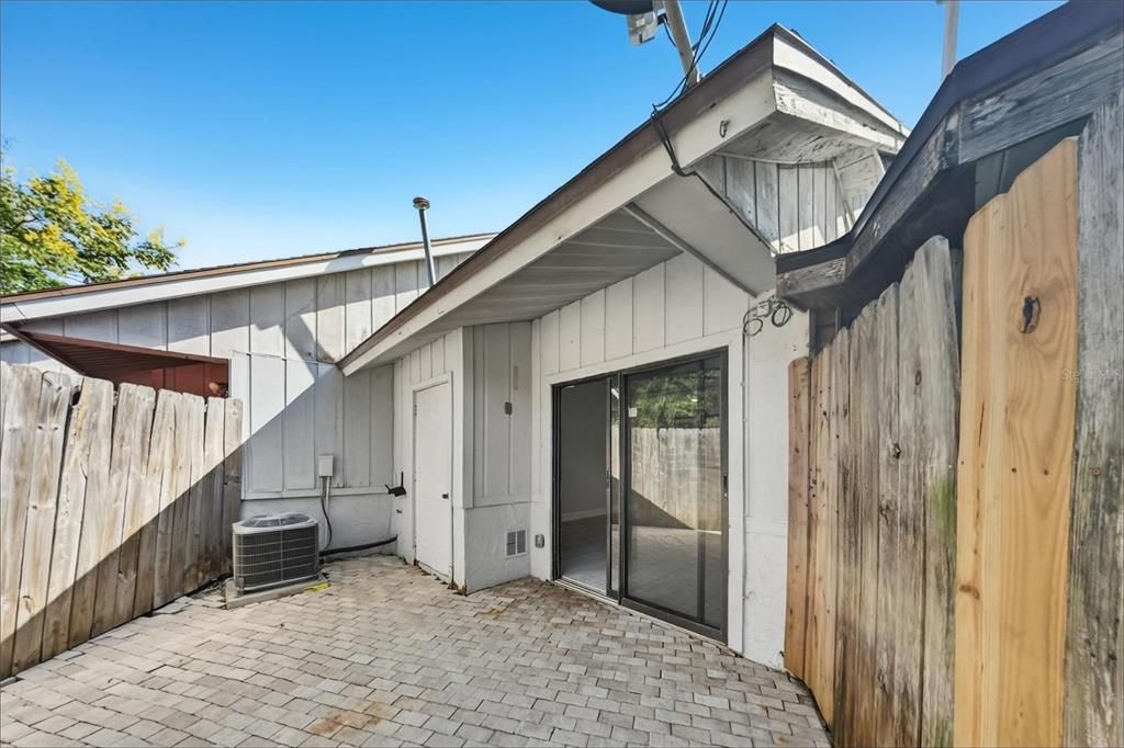For Sale: $149,900 (2 beds, 1 baths, 887 Square Feet)