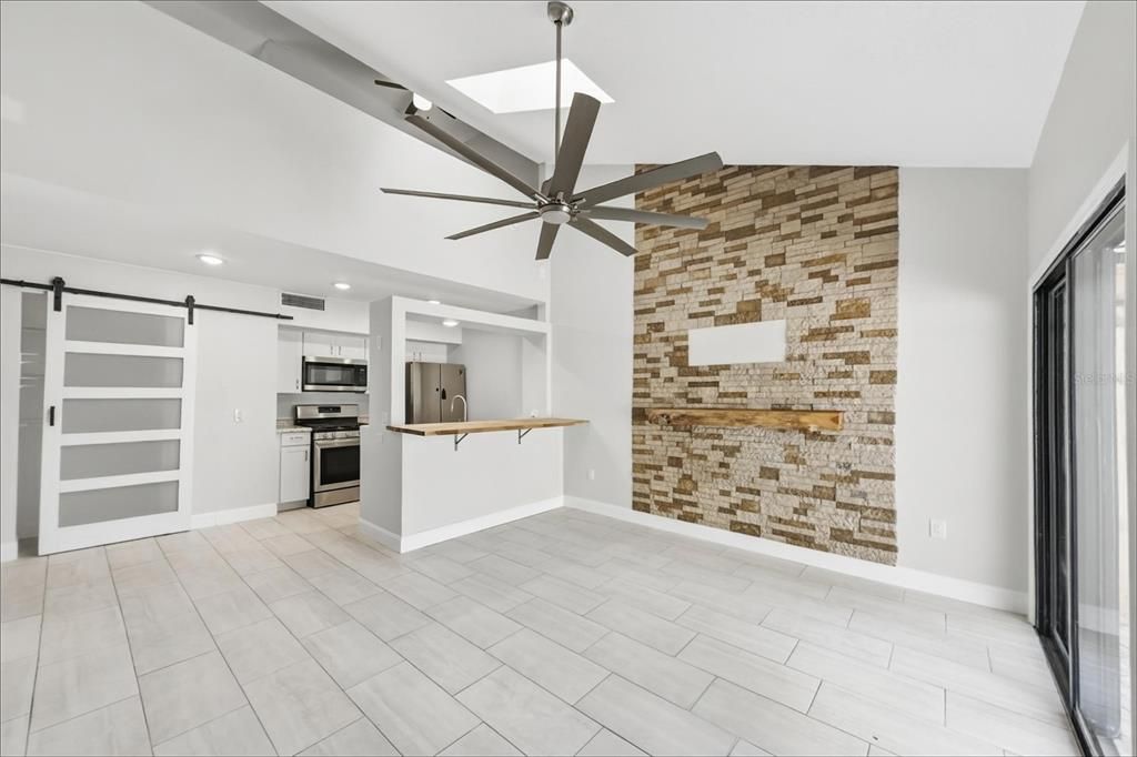 For Sale: $149,900 (2 beds, 1 baths, 887 Square Feet)