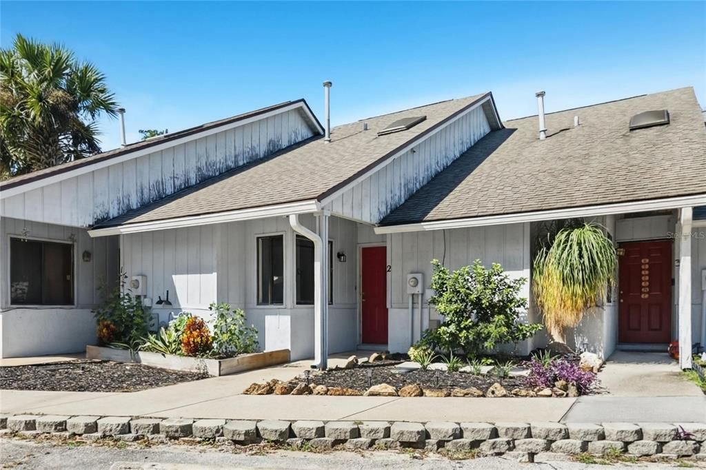 For Sale: $149,900 (2 beds, 1 baths, 887 Square Feet)