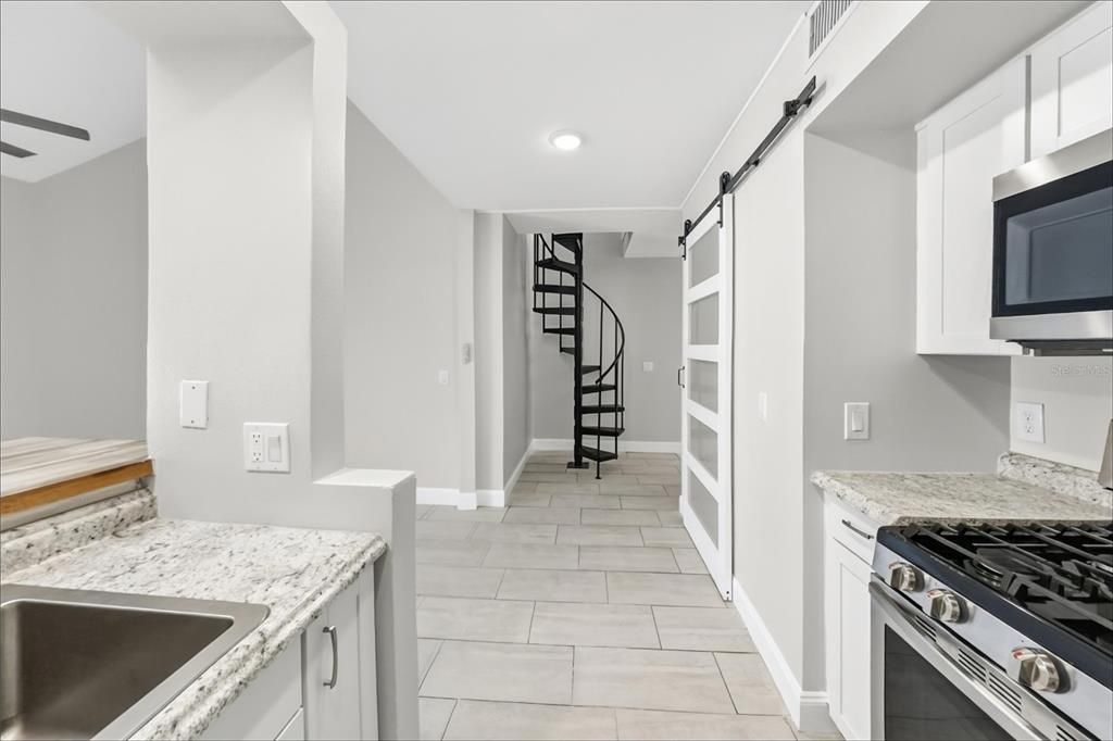 For Sale: $149,900 (2 beds, 1 baths, 887 Square Feet)