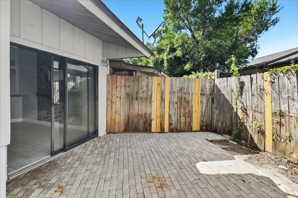 For Sale: $149,900 (2 beds, 1 baths, 887 Square Feet)