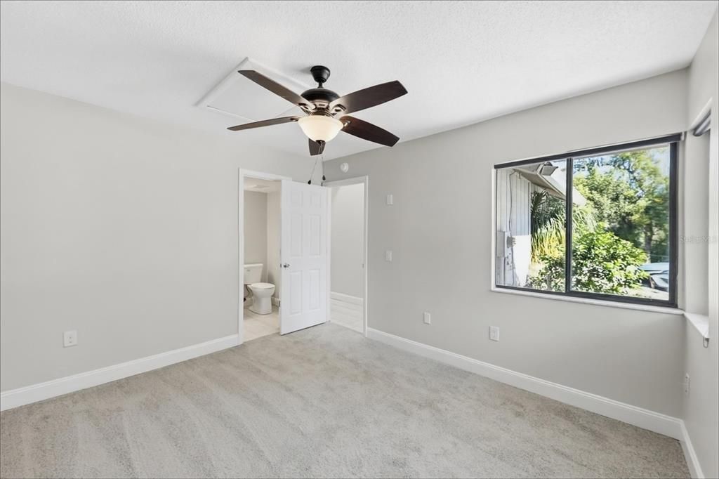 For Sale: $149,900 (2 beds, 1 baths, 887 Square Feet)