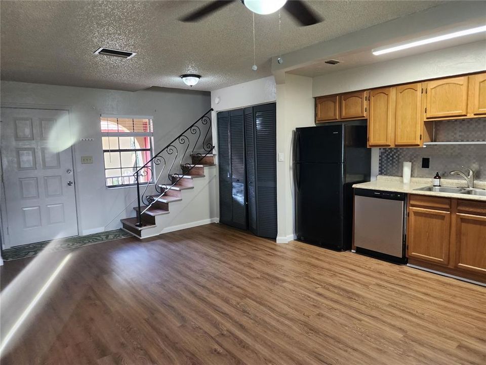 For Rent: $1,325 (2 beds, 1 baths, 3264 Square Feet)
