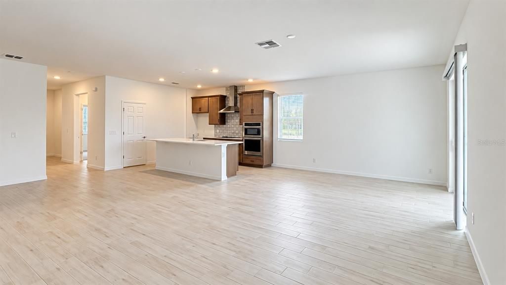 For Sale: $400,000 (4 beds, 3 baths, 2105 Square Feet)