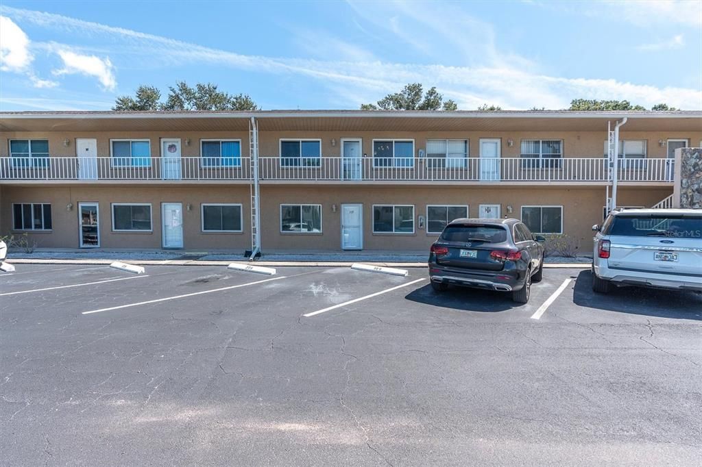 For Sale: $184,900 (2 beds, 2 baths, 880 Square Feet)