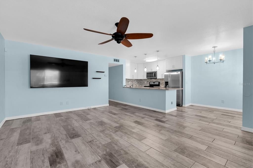 For Sale: $184,900 (2 beds, 2 baths, 880 Square Feet)