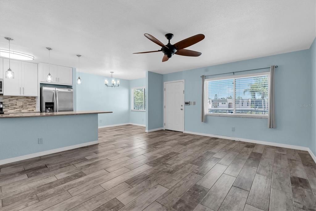 For Sale: $184,900 (2 beds, 2 baths, 880 Square Feet)
