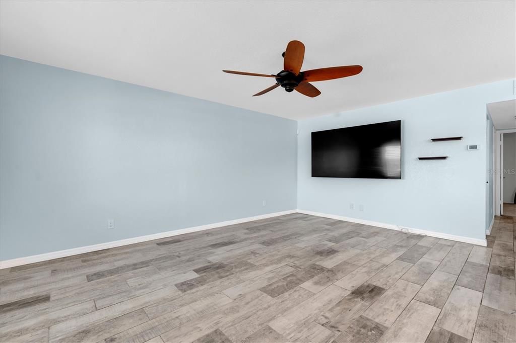 For Sale: $184,900 (2 beds, 2 baths, 880 Square Feet)