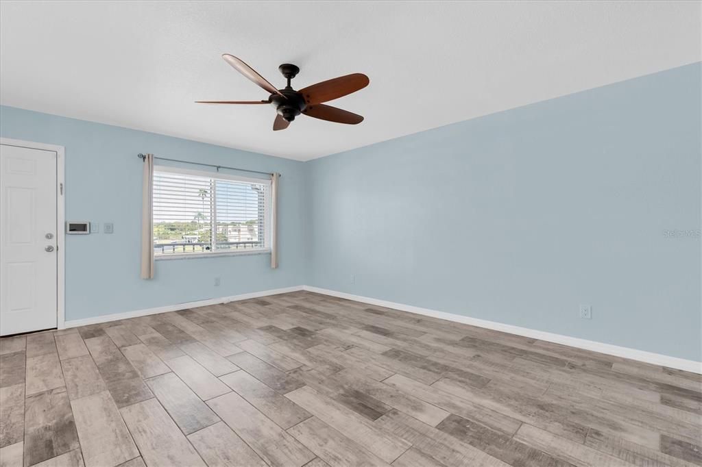 For Sale: $184,900 (2 beds, 2 baths, 880 Square Feet)