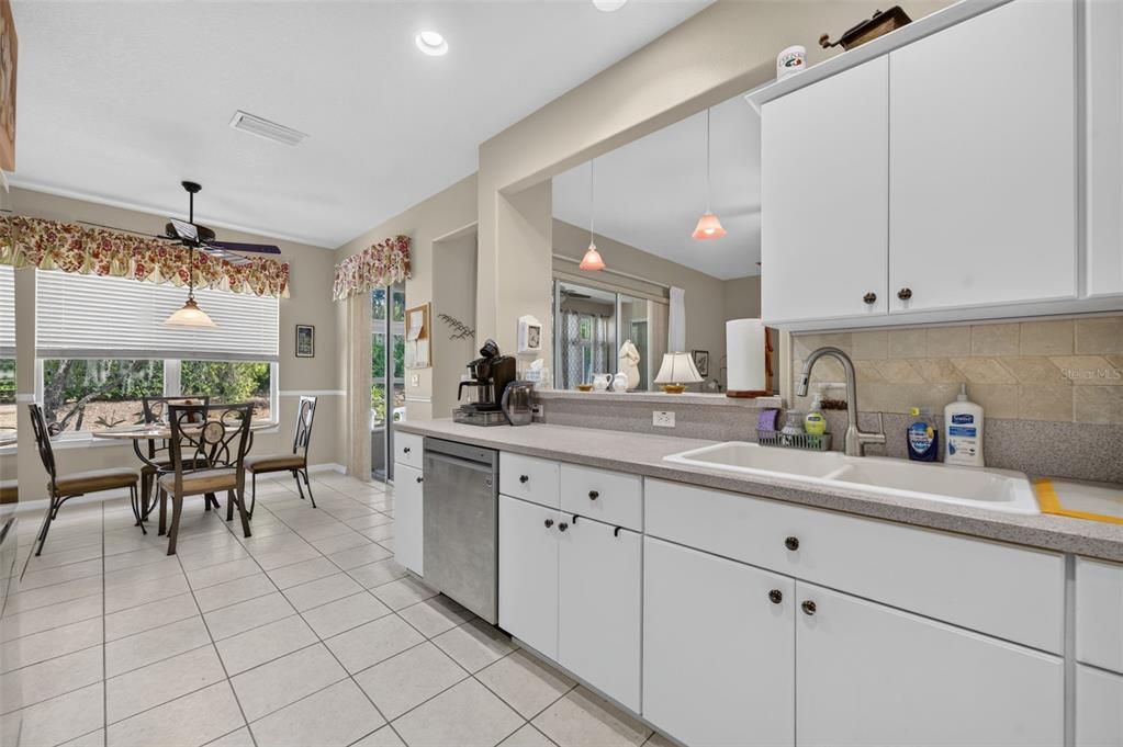 For Sale: $299,900 (2 beds, 2 baths, 1658 Square Feet)