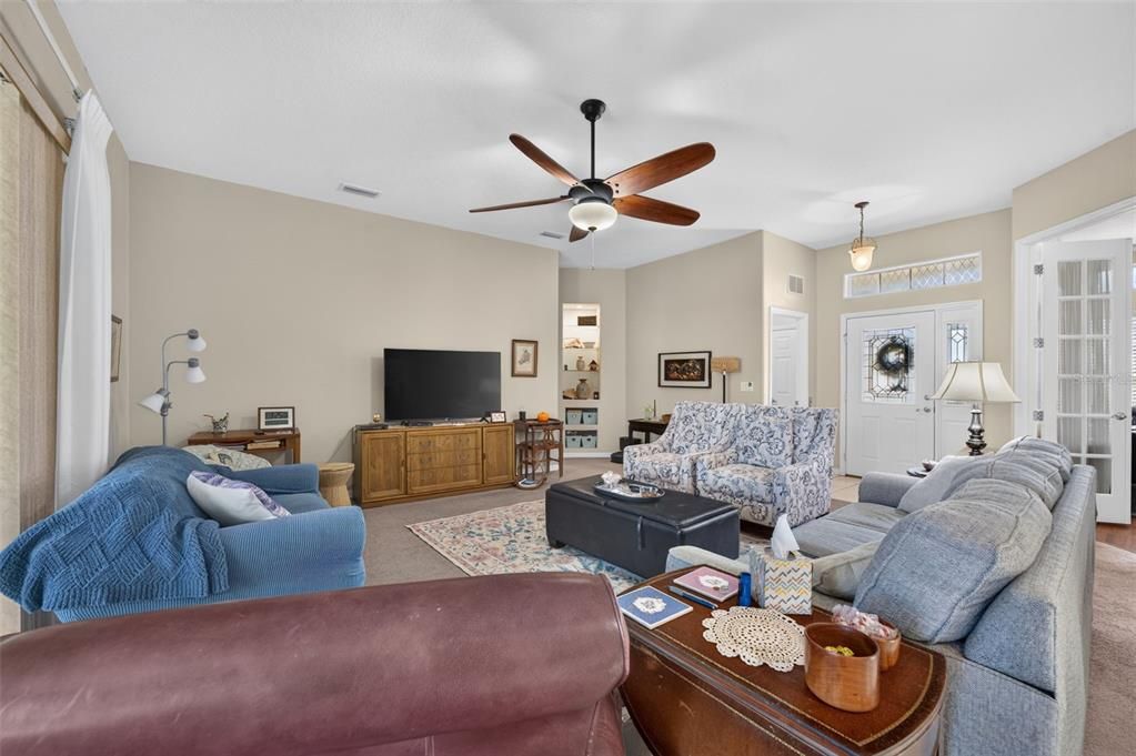 For Sale: $299,900 (2 beds, 2 baths, 1658 Square Feet)