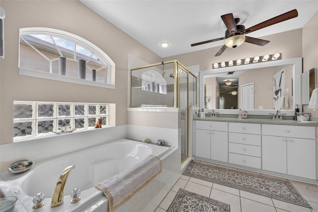 For Sale: $299,900 (2 beds, 2 baths, 1658 Square Feet)