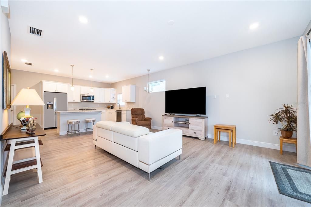 For Sale: $349,950 (2 beds, 2 baths, 1274 Square Feet)