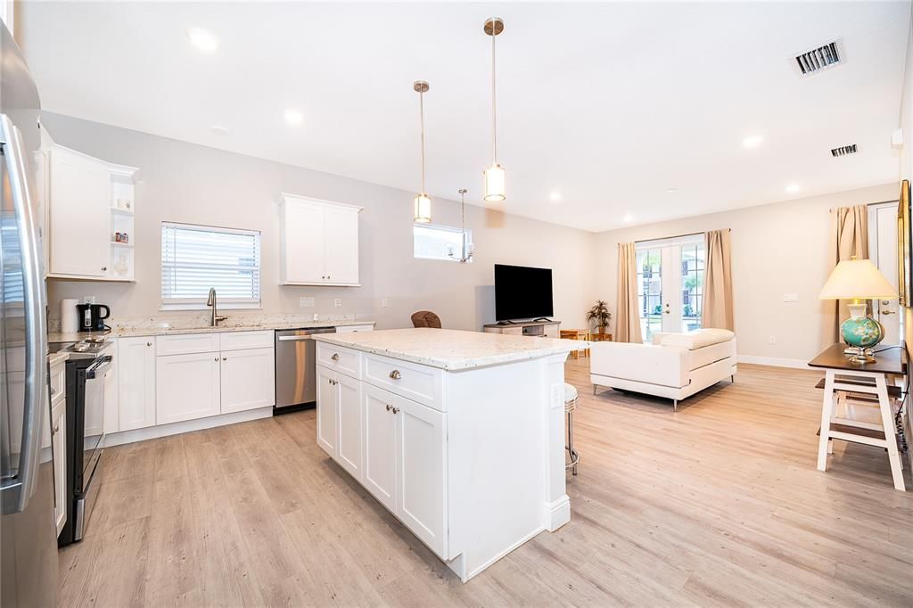 For Sale: $349,950 (2 beds, 2 baths, 1274 Square Feet)