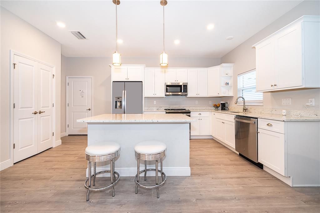 For Sale: $349,950 (2 beds, 2 baths, 1274 Square Feet)
