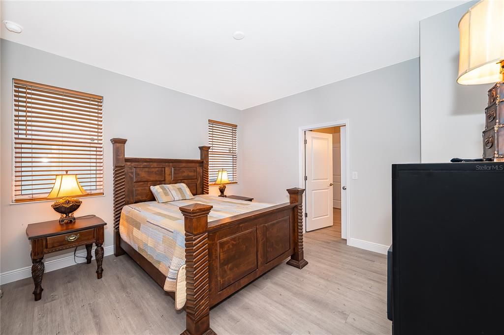 For Sale: $349,950 (2 beds, 2 baths, 1274 Square Feet)