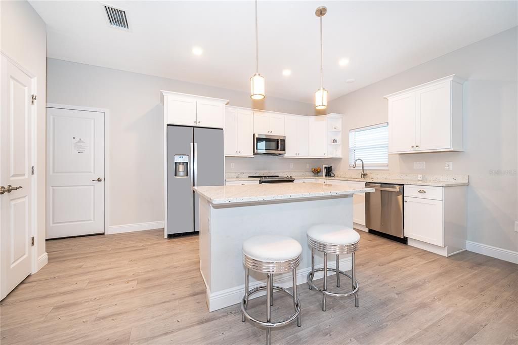 For Sale: $349,950 (2 beds, 2 baths, 1274 Square Feet)