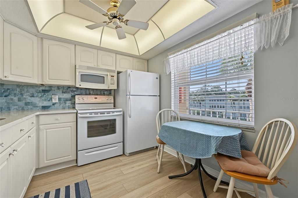 На продажу: $169,000 (2 спален, 2 ванн, 927 Квадратных фут)