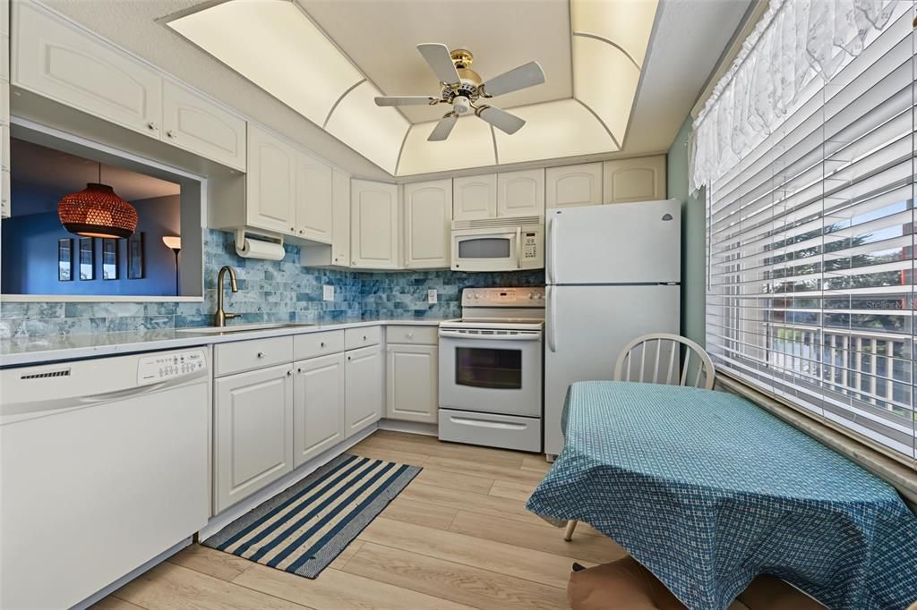 На продажу: $169,000 (2 спален, 2 ванн, 927 Квадратных фут)