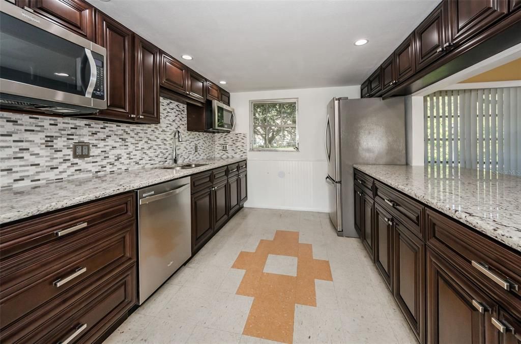 На продажу: $169,000 (2 спален, 2 ванн, 927 Квадратных фут)