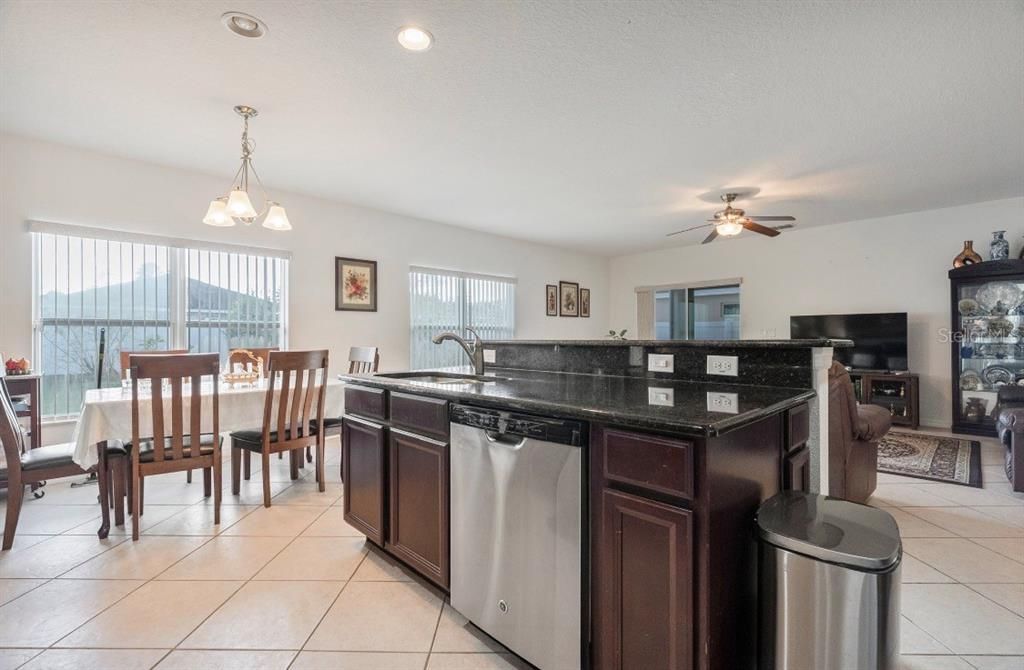 En Venta: $565,000 (5 camas, 3 baños, 3092 Pies cuadrados)