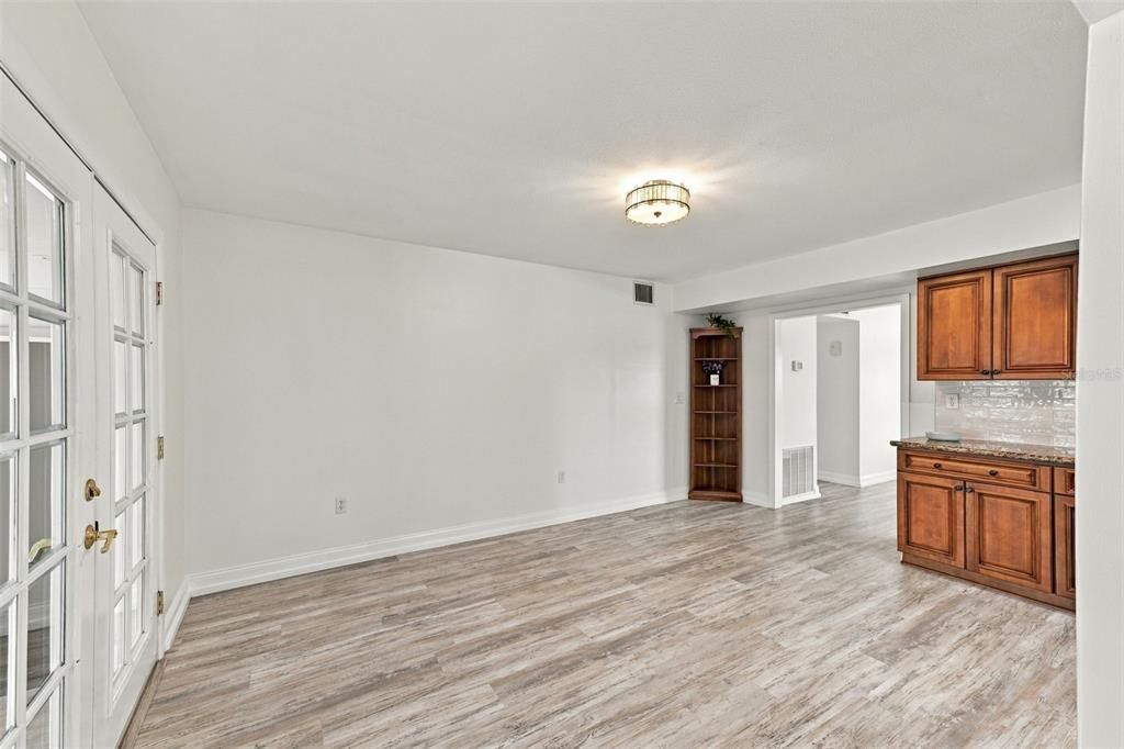 For Sale: $375,000 (2 beds, 2 baths, 1852 Square Feet)