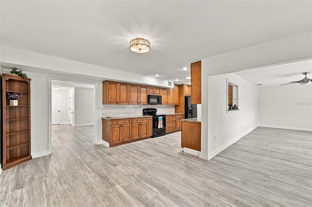 For Sale: $375,000 (2 beds, 2 baths, 1852 Square Feet)