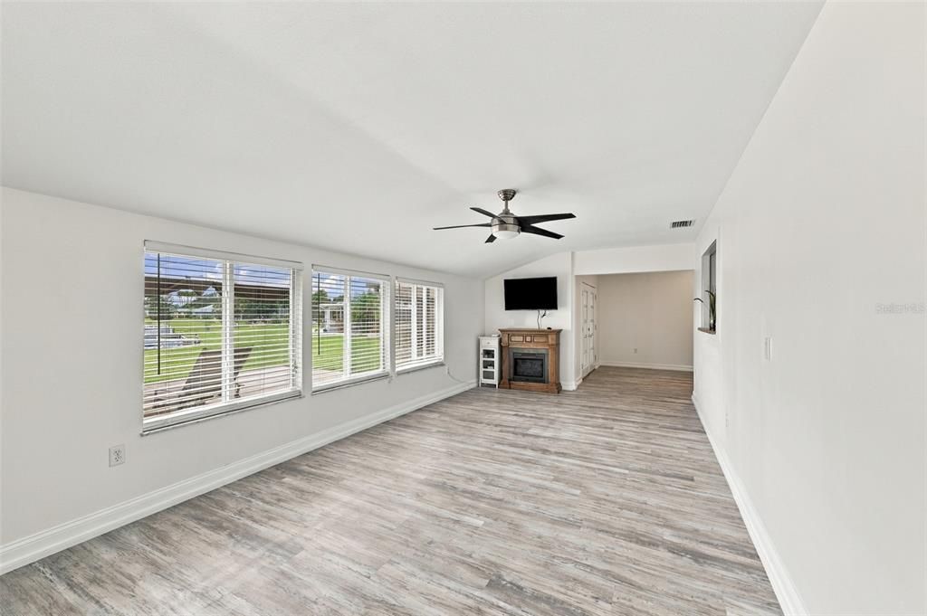 For Sale: $375,000 (2 beds, 2 baths, 1852 Square Feet)