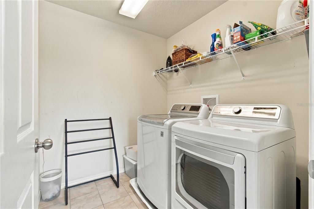 En Venta: $624,990 (4 camas, 2 baños, 2570 Pies cuadrados)