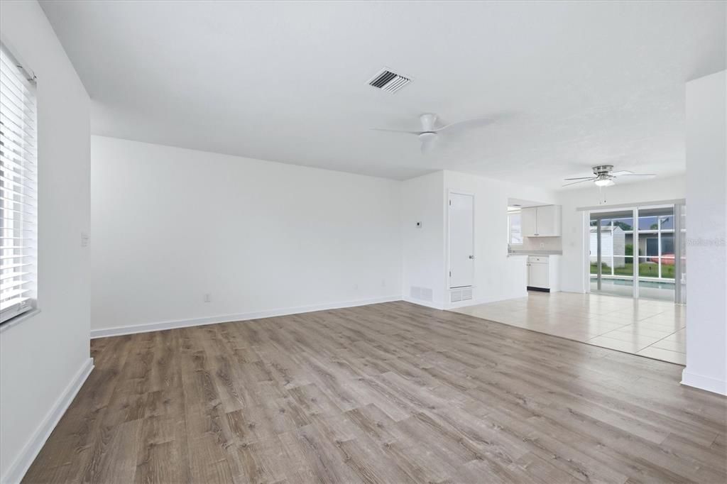 For Sale: $275,000 (2 beds, 2 baths, 1150 Square Feet)