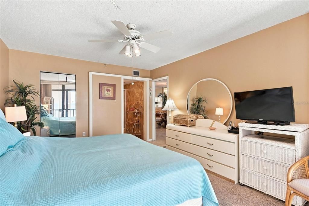 For Sale: $650,000 (2 beds, 2 baths, 1100 Square Feet)