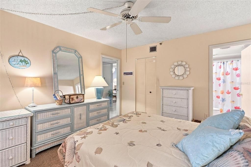 For Sale: $650,000 (2 beds, 2 baths, 1100 Square Feet)