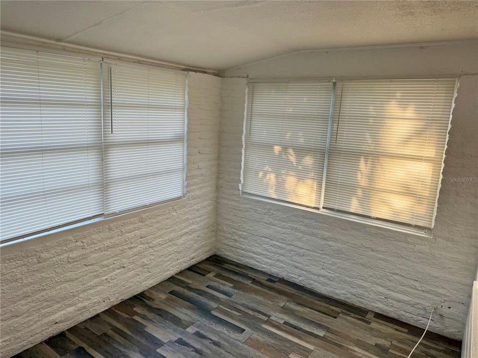 For Sale: $215,000 (3 beds, 1 baths, 914 Square Feet)