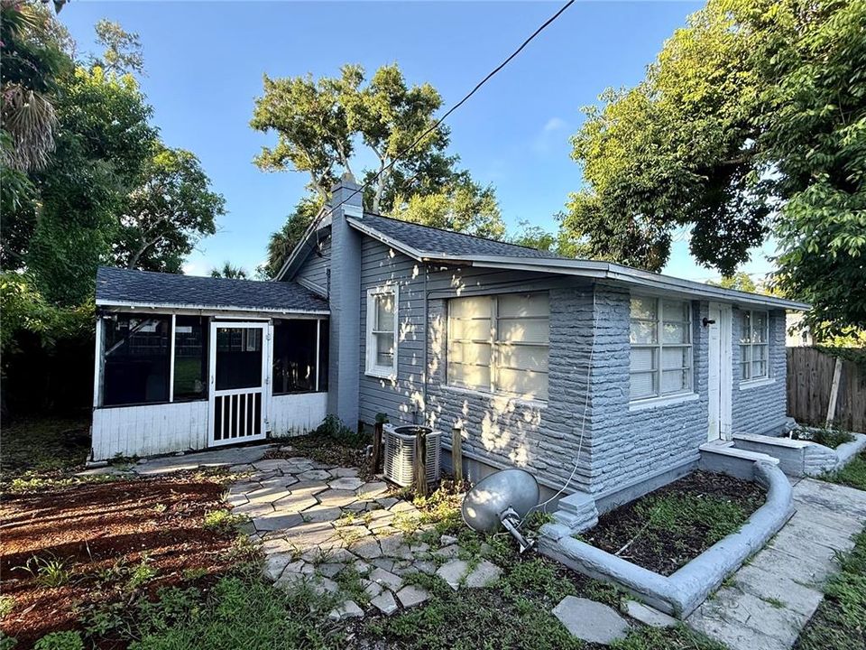 For Sale: $215,000 (3 beds, 1 baths, 914 Square Feet)