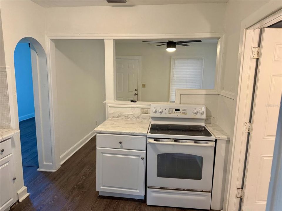 For Sale: $215,000 (3 beds, 1 baths, 914 Square Feet)