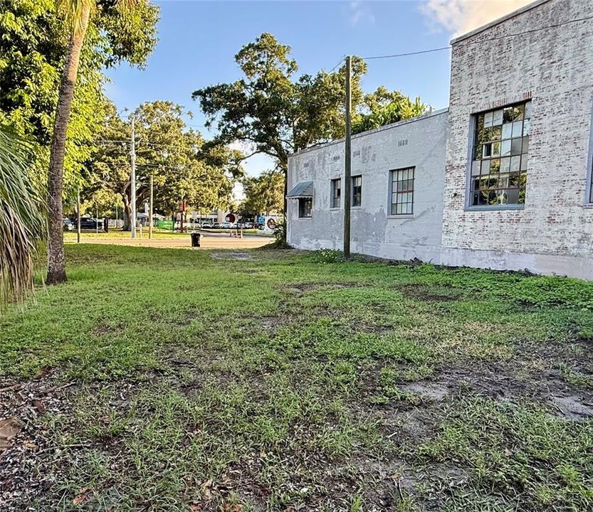 For Sale: $215,000 (3 beds, 1 baths, 914 Square Feet)